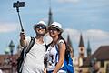 Ein Pärchen aus Italien macht auf der Alten Mainbrücke in Würzburg ein Selfie (Archivbild).