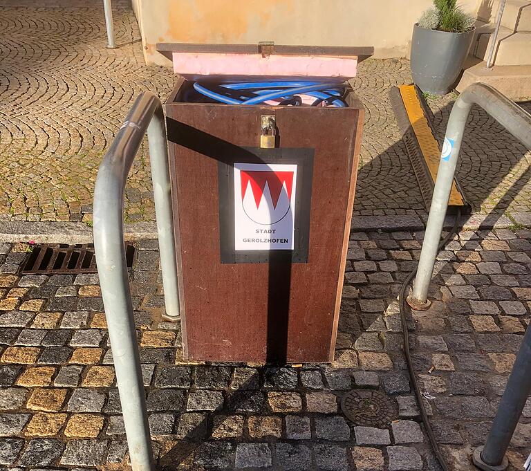Während den Arbeiten am Wasserrohrbruch installierten Mitarbeiter des städtischen Bauhofs am Marktplatz eine Notentnahmestelle für Trinkwasser. Während den Arbeiten am Wasserrohrbruch installierten Mitarbeiter des städtischen Bauhofs am Marktplatz eine Notentnahmestelle für Trinkwasser.