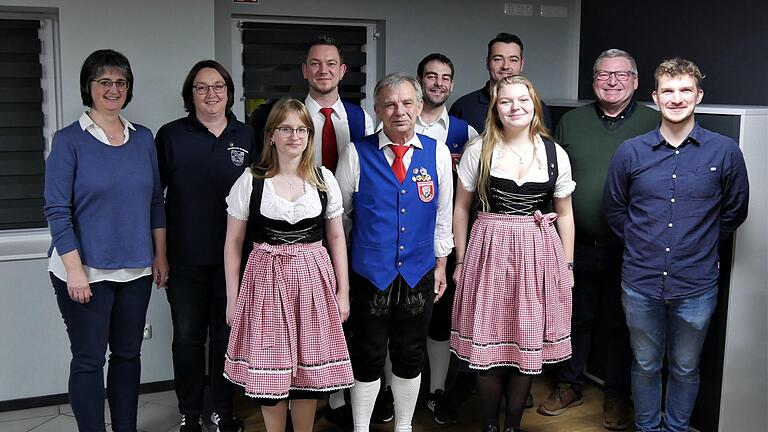 Auf dem Foto von links: Kreisvorsitzende Renate Haag, Nicole Luff-Usner, Hanna Möltner, André Weber, Peter Wieser, Sebastian Fuchs, Steven Wirsing, Antonia Menninger, Bürgermeister Georg Menninger, 1. Vorsitzender Sebastian Zwierlein; es fehlen: Jannik Wieser, Viktor Siemens. Auf dem Foto von links: Kreisvorsitzende Renate Haag, Nicole Luff-Usner, Hanna Möltner, André Weber, Peter Wieser, Sebastian Fuchs, Steven Wirsing, Antonia Menninger, Bürgermeister Georg Menninger, 1. Vorsitzender Sebastian Zwierlein; es fehlen: Jannik Wieser, Viktor Siemens.