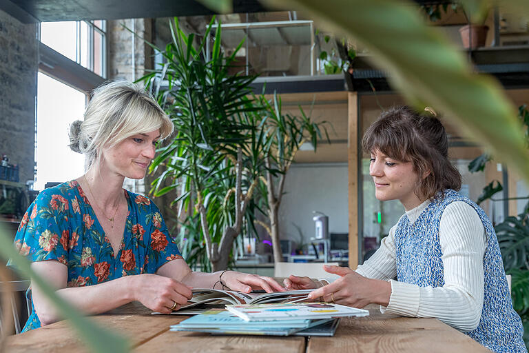 Verlagsgründerin Susanne Götz-Schneck (links) und Mitarbeiterin Elena Trompeter: Der Würzburger Jupitermond Verlag bringt Kinderbücher mit besonderen Themen heraus.