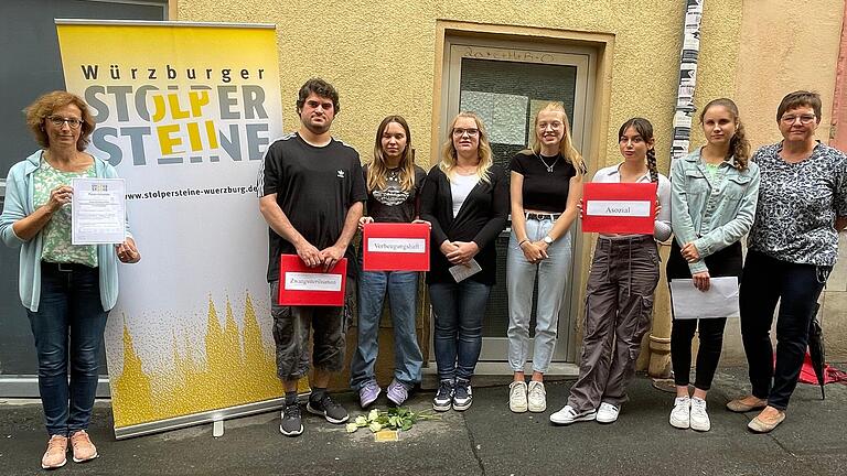 Für die Übernahme der Patenschaft erhielt die Philipp-Melanchthon-Schule eine Patenschaftsurkunde vom Arbeitskreis Stolpersteine.  Am Stein von Josef Böhm stehen (von links): Ulrike Wiesen-Dold (Schulleiterin), Schüler und Schülerinnen der 10. Klassen und Steffi Schuhmann (Religionslehrerin).