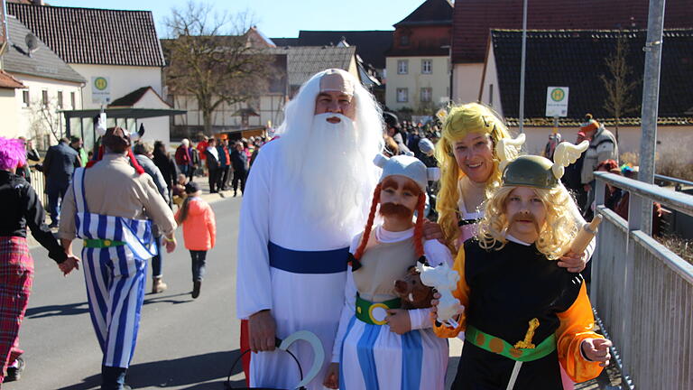 Faschingszug Aura: ausgelassene Stimmung       -  Ausgelassene Stimmung herrschte beim Faschingszug in Aura.