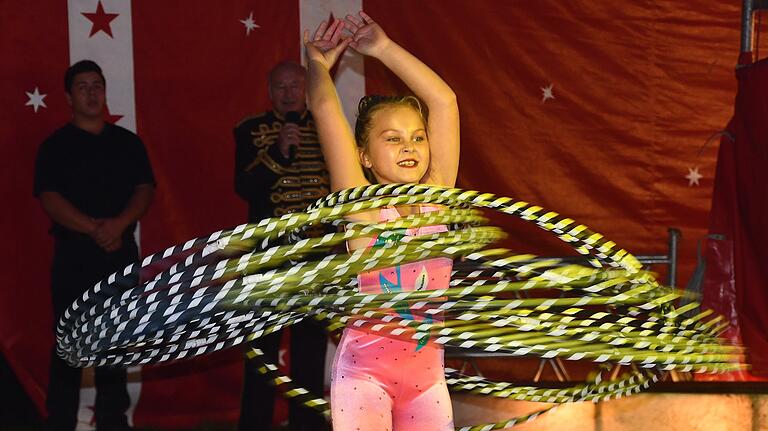 Erst neun Jahre alt und schon eine ganz Große in der Manege. Tanja mit ihren Hulahoop-Reifen.