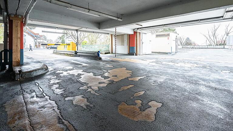 Das marode Parkhaus am Leopoldina-Krankenhaus. Ganze Stockwerke sind geschlossen. Wann es abgerissen und neu gebaut werden soll, ist weiterhin unklar.