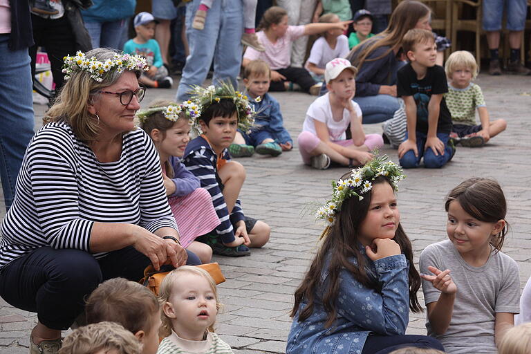 Selbst geflochtene Blumenkränze verbreiteten schwedisches Flair.