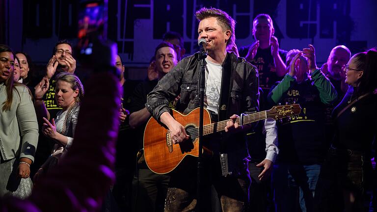 Die fränkische Partyband Dorfrocker (im Bild Bandmitglied Tobias Thomann) trat in Untereisenheim auf.