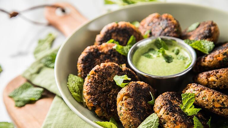 Quinoa-Bratlinge - Sehen aus wie klassische Bouletten oder Frikadellen - doch die Bratlinge sind aus Quinoa. Quinoa-Bratlinge - Sehen aus wie klassische Bouletten oder Frikadellen - doch die Bratlinge sind aus Quinoa.