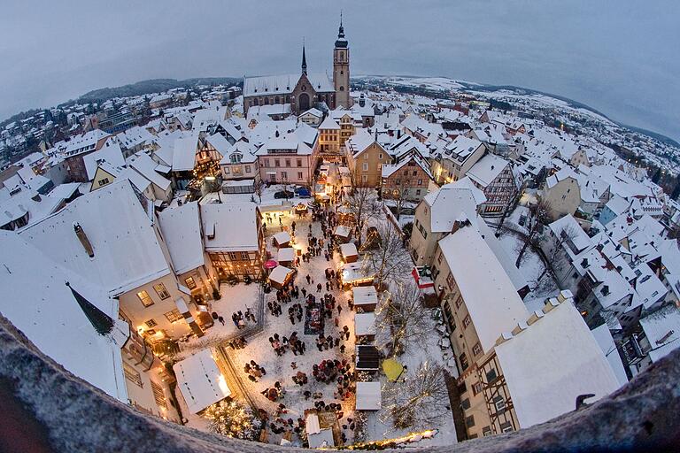 Der Weihnachtsmarkt leuchtet auf dem Schlossplatz in Tauberbischofsheim Der Weihnachtsmarkt leuchtet auf dem Schlossplatz in Tauberbischofsheim