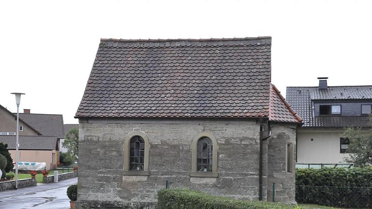 Die Sebastiani- oder Kriegergedächtniskapelle im Oerlenbacher Kapellenweg blickt auf eine lange Tradition zurück. Fotos: Peter Klopf       -  Die Sebastiani- oder Kriegergedächtniskapelle im Oerlenbacher Kapellenweg blickt auf eine lange Tradition zurück. Fotos: Peter Klopf