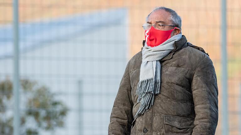 Macht sich Vorwürfe, blickt aber auch nach vorne: Flyeralarm-Fußball-Boss Felix Magath bei der ersten Trainingseinheit der Würzburger Kickers unter dem neuen Trainer Bernhard Trares.