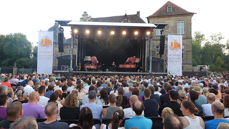 Kein Konzertsommer in Corona-Zeiten: Der Veranstaltungsservice Bamberg verschiebt die Konzerte des Rösler Open Air auf Schloss Eyrichshof von 2021 auf 2022. Das Bild zeigt das Konzert der EAV im Sommer 2019.