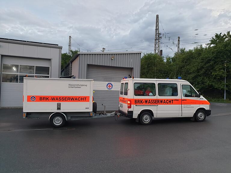 Der Zugtrupp des Wasserrettungszuges Unterfranken bei der Abfahrt in Rottendorf.