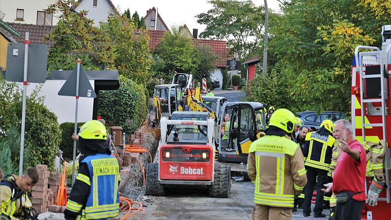 Bei der Verlegung von Glasfaseranschlüssen in der Birkachstraße in Margetshöchheim beschädigte ein Bagger eine querlaufende Gasanschlussleitung eines Anwesens, so dass Gas ausströmte.