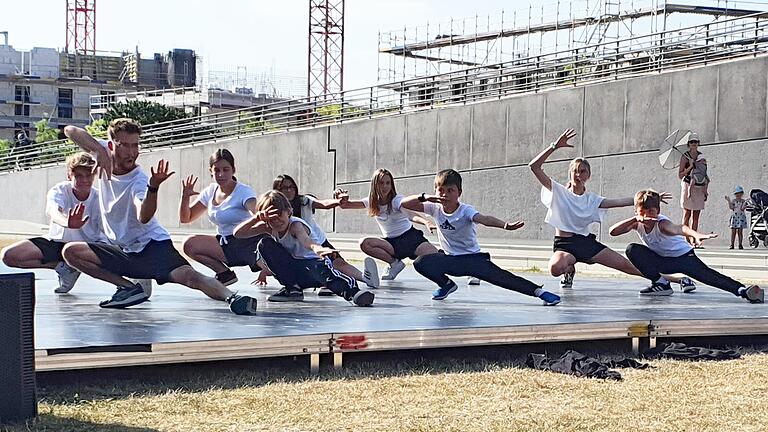 Bei der Show „Tanzvielfalt 3.0“ zeigten Breaker und die Hip-Hop-Gruppe des Ruder-Clubs eine gelungene Choreografie.