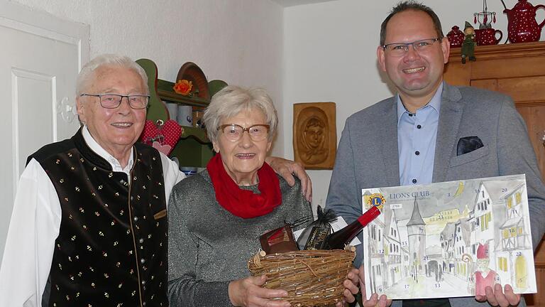 Mit 'Karschter Schoklad', Stadttalern und einem besonderen Kaffee überraschte Bürgermeister Michael Hombach das Jubelpaar Elfriede und Kilian Krebs zum Fest der 'Eisernen Hochzeit'.