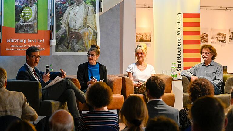 Zum Auftakt der Aktion 'Würzburg liest ein Buch' gab es einen Festakt in der Stadtbücherei. Zu einer Diskussionsrunde waren Christian Schuchardt (links), Pia Beckmann (Zweite von rechts) und Daniel Osthoff&nbsp; (rechts) eingeladen.