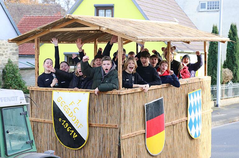 Ein Höhepunkt des Jahres ist für die Geesdorfer Kirchweih mit Umzug und Predigt für Kirchweihburschen und -mädels.