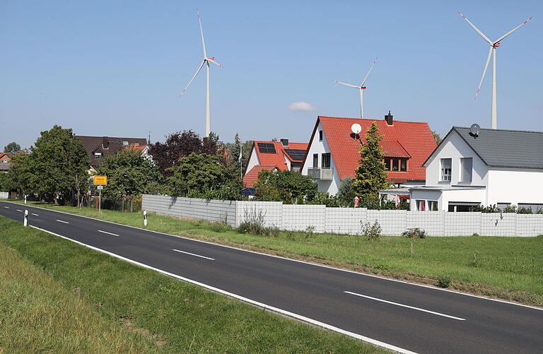 Die von ABO Energy zur Verfügung gestellte Visualisierung zeigt, wie die drei geplanten 267 Meter hohen Windräder die Ortsbebauung von Vögnitz überragen würde. Die von ABO Energy zur Verfügung gestellte Visualisierung zeigt, wie die drei geplanten 267 Meter hohen Windräder die Ortsbebauung von Vögnitz überragen würde.
