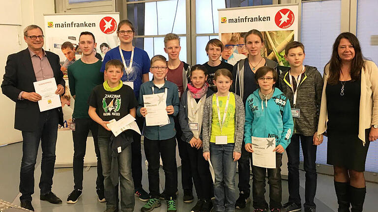 Mit acht Projekten bei 'Jugend forscht' wurde das Johann-Philipp-von-Schönborn-Gymnasium in Münnerstadt als Schule mit besonderem Engagement ausgezeichnet. Hintere Reihe, von links: Schulleiter Joachim Schwigon, Niklas Volk, Teresa Borst, Moritz Stahl, Markus Scheuring, Elias Stahl, Jan Matejsek und Betreuungslehrerin Petra Bieber; vordere Reihe, von links: Frederik Dürr, Linus Ziegler, Pauline Schnidtmann, Antonia Wolf und Thorben Ossig.  Foto: Hubert Ziegler       -  Mit acht Projekten bei 'Jugend forscht' wurde das Johann-Philipp-von-Schönborn-Gymnasium in Münnerstadt als Schule mit besonderem Engagement ausgezeichnet. Hintere Reihe, von links: Schulleiter Joachim Schwigon, Niklas Volk, Teresa Borst, Moritz Stahl, Markus Scheuring, Elias Stahl, Jan Matejsek und Betreuungslehrerin Petra Bieber; vordere Reihe, von links: Frederik Dürr, Linus Ziegler, Pauline Schnidtmann, Antonia Wolf und Thorben Ossig.  Foto: Hubert Ziegler