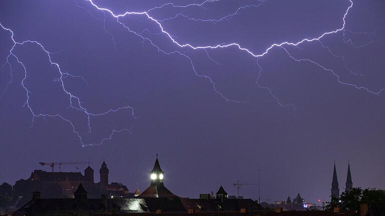 Blitze entladen sich am Samstag über der Nürnberger Altstadt. Für heute Nachmittag erwartet der Deutsche Wetterdienst schwere Gewitter über dem Raum Würzburg, Schweinfurt und Main-Spessart. Blitze entladen sich am Samstag über der Nürnberger Altstadt. Für heute Nachmittag erwartet der Deutsche Wetterdienst schwere Gewitter über dem Raum Würzburg, Schweinfurt und Main-Spessart.