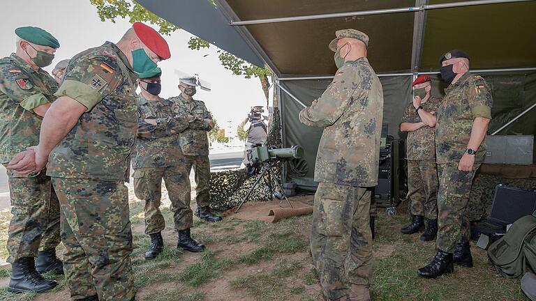 Die Weiterbildung 'MELLS' führte Stabsfeldwebel Jörg Michael Pollentzke (3. von rechts) durch, der bei dieser Gelegenheit zum Oberstabsfeldwebel befördert wurde.  Foto: Bundeswehr/Benjamin Bendig       -  Die Weiterbildung 'MELLS' führte Stabsfeldwebel Jörg Michael Pollentzke (3. von rechts) durch, der bei dieser Gelegenheit zum Oberstabsfeldwebel befördert wurde.  Foto: Bundeswehr/Benjamin Bendig