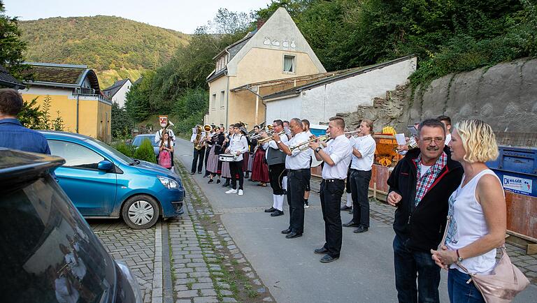 Die 'Feuerwehrkapelle Altlandkreis Gerolzhofen' holte die Recher Weinkönigin ab.