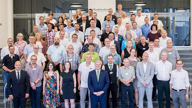 Georg F. W. Schaeffler (Familiengesellschafter und Aufsichtsratsvorsitzender der Schaeffler AG, vorne Mitte) und Sascha Zaps (Vorstand der Sparte Bearings & Industrial Solutions, vorne links) mit Jubilarinnen und Jubilaren, die seit 25 Jahren Teil des Unternehmens sind. Georg F. W. Schaeffler (Familiengesellschafter und Aufsichtsratsvorsitzender der Schaeffler AG, vorne Mitte) und Sascha Zaps (Vorstand der Sparte Bearings & Industrial Solutions, vorne links) mit Jubilarinnen und Jubilaren, die seit 25 Jahren Teil des Unternehmens sind.