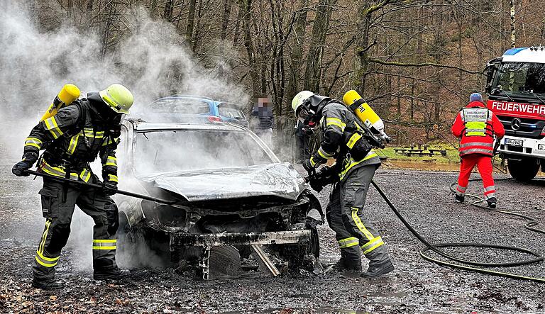 März 2023: Einsatzkräfte der Feuerwehr Ebern löschen ein brennendes Auto. Bei solchen Einsätzen tragen die Rettungskräfte schweren Atemschutz. März 2023: Einsatzkräfte der Feuerwehr Ebern löschen ein brennendes Auto. Bei solchen Einsätzen tragen die Rettungskräfte schweren Atemschutz. 