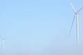 Nur langsam lichtet sich der Nebel um das Windpark-Vorhaben im WK 61. Das Symbolfoto zeigt Windräder im Dunst.
