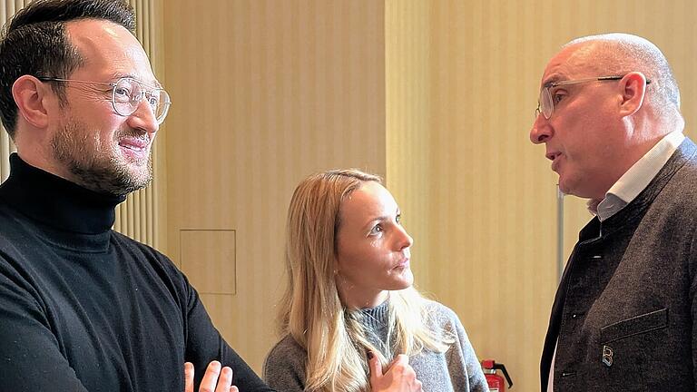 Bad Bocklets Bürgermeister Andreas Sandwall (CSU, rechts) im Gespräch mit den Hoteliers Carolin und Gregor Kunzmann (Kunzmann's Hotel, Bad Bocklet)       -  Bad Bocklets Bürgermeister Andreas Sandwall (CSU, rechts) im Gespräch mit den Hoteliers Carolin und Gregor Kunzmann (Kunzmann's Hotel, Bad Bocklet)