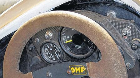 Spartanisch: Cockpit des Formel-3-Autos, das nur mit den nötigsten Instrumenten ausgestattet ist. Spartanisch: Cockpit des Formel-3-Autos, das nur mit den nötigsten Instrumenten ausgestattet ist.