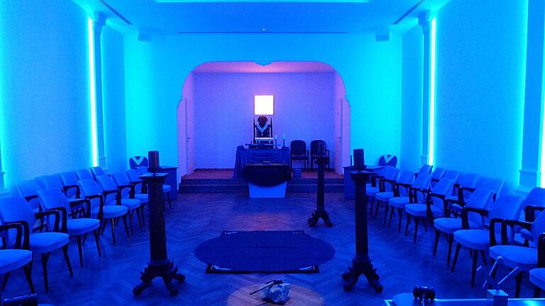 Keine blaue Grotte, sondern der in blaues Licht getauchte Tempelraum der Bamberger Freimaurerloge.