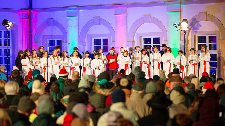 Beim diesjährigen Weihnachtssingen im Würzburger Ratausinnenhof  am Sonntag, 18. Dezember 2022 kamen auch wieder viele Menschen um gemeinsam Weihnachtslieder zu singen.