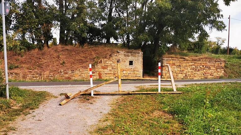Zerstörte Gegenstände in Prichsenstadt. Zerstörte Gegenstände in Prichsenstadt.