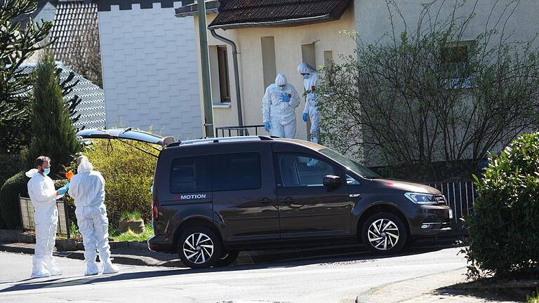 Drei Tote im Westerwald       -  Bei den Toten handelt es sich um eine dreiköpfige Familie.