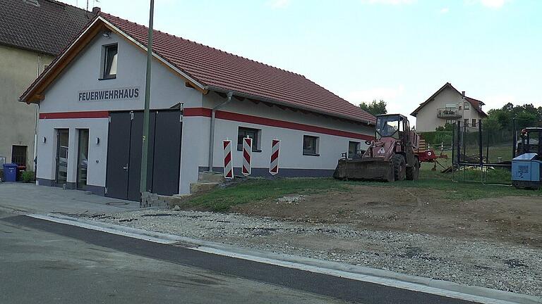 Ehrenamt stärkt die Gemeinschaft, so wie hier zum Beispiel in Lußberg, wo die Ehrenamtlichen der Feuerwehr rund 700 Stunden Eigenleistung in den Umbau des Feuerwehrhauses eingebracht haben.