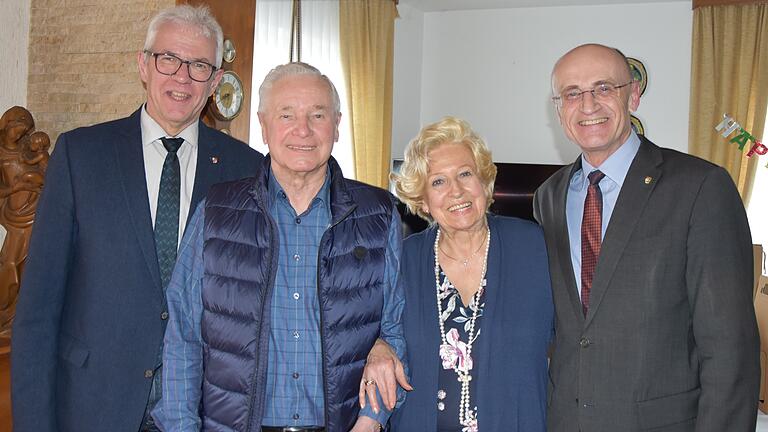 Der langjährige Haßfurter Kommunalpolitiker Erich Hess feierte seinen 90. Geburtstag. Zum Ehrentag gratulierten neben der Ehefrau Marianne Haßfurts Bürgermeister Günther Werner (links) und Landrat Wilhelm Schneider (rechts). Der langjährige Haßfurter Kommunalpolitiker Erich Hess feierte seinen 90. Geburtstag. Zum Ehrentag gratulierten neben der Ehefrau Marianne Haßfurts Bürgermeister Günther Werner (links) und Landrat Wilhelm Schneider (rechts).