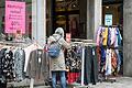 In der Hauptstraße in Ochsenfurt waren am Mittwoch die Läden noch geöffnet. Ab Samstag ist Einkaufen in vielen Geschäften im Landkreis Würzburg nur noch nach Terminvergabe möglich.