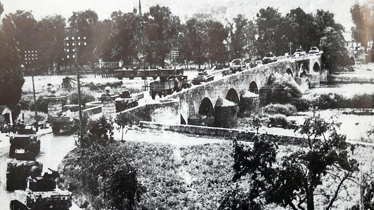Ein US-Konvoi rückt über die Mainbrücke in die Ochsenfurter Altstadt ein. Ein US-Konvoi rückt über die Mainbrücke in die Ochsenfurter Altstadt ein.