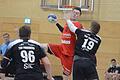 Das half alles zünftige Zupacken des TSV Friedberg (links mit Alexander Prechtl, rechts Deacon Link) nichts: Lohrs Jannik Schmitt (am Ball) setzte die entscheidenden Akzente im Spiel.