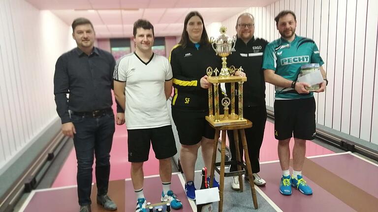Siegerehrung beim diesjährigen Jim-Ohara-Cup: (hinten von links) 1. Bürgermeister Thilo Wehner, Wolfgang Lindner (3. Platz), Sara Fischer (Siegerin), Oliver Zehe (1. Vorsitzender) und Christian Ansorg (2. Platz). Siegerehrung beim diesjährigen Jim-Ohara-Cup: (hinten von links) 1. Bürgermeister Thilo Wehner, Wolfgang Lindner (3. Platz), Sara Fischer (Siegerin), Oliver Zehe (1. Vorsitzender) und Christian Ansorg (2. Platz).