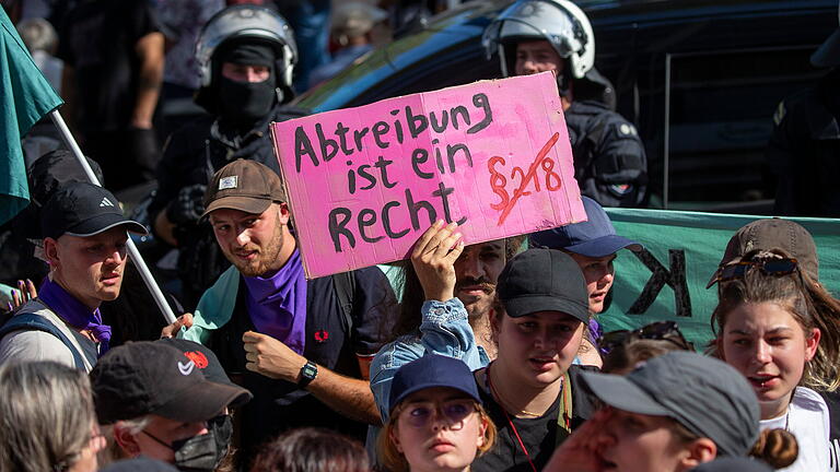 Demo gegen Abtreibungen und assistierten Suizid.jpeg       -  Eine Demonstrantin hält ein Schild mit der Aufschrift „Abtreibung ist ein Recht“ in die Höhe.