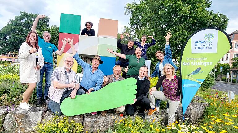 Organisatoren und einige Beteiligte des Klimatages in Hammelburg. Von links: Anita Schmitt, Joachim Schneider, Waldemar Bug, Alexander Zink, Rainer Morshäuser, Theo Hein, Norbert Jenkner, Claudia Reusch, Ulrike Lange (hinten stehend), Burkard Schmitt (vorne knieend), Hannelore Rundell und Elisabeth Assmann. Organisatoren und einige Beteiligte des Klimatages in Hammelburg. Von links: Anita Schmitt, Joachim Schneider, Waldemar Bug, Alexander Zink, Rainer Morshäuser, Theo Hein, Norbert Jenkner, Claudia Reusch, Ulrike Lange (hinten stehend), Burkard Schmitt (vorne knieend), Hannelore Rundell und Elisabeth Assmann.