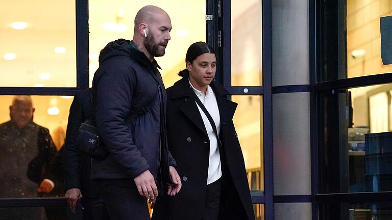 Australiens Star-Fußballerin Kerr in London vor Gericht       -  Fußballspielerin Sam Kerr (r) erhebt schwere Vorwürfe gegen einen Polizisten