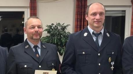Ehrungen für langjährigen aktiven Dienst in der Feuerwehr standen beim Josefstag an: Johannes Wolf (Ehrung für 40 Jahre, links) und Roland Weigand (25 Jahre). - Ehrungen für langjährigen aktiven Dienst in der Feuerwehr standen beim Josefstag an: Johannes Wolf (Ehrung für 40 Jahre, links) und Roland Weigand (25 Jahre). Ehrungen für langjährigen aktiven Dienst in der Feuerwehr standen beim Josefstag an: Johannes Wolf (Ehrung für 40 Jahre, links) und Roland Weigand (25 Jahre). - Ehrungen für langjährigen aktiven Dienst in der Feuerwehr standen beim Josefstag an: Johannes Wolf (Ehrung für 40 Jahre, links) und Roland Weigand (25 Jahre).