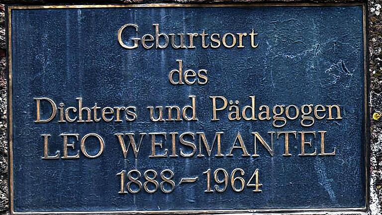 Gedenktafel: An den Dichter und Pädagogen Leo Weismantel erinnert diese Bronzetafel am Geburtshaus in Obersinn. Gedenktafel: An den Dichter und Pädagogen Leo Weismantel erinnert diese Bronzetafel am Geburtshaus in Obersinn.