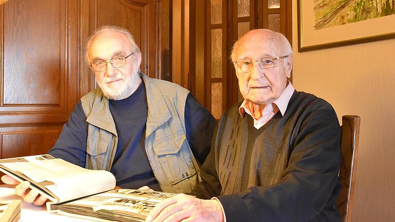 Alte Fotoalben und viele gemeinsame Erinnerungen: Wolfhart Berger (links), Leiter des evangelischen Posaunenchores Schweinfurt und Heiner Langguth, der sich noch sehr gut an die Zeit erinnern kann, als es nach dem zweiten Weltkrieg mit dem Posaunenchor wieder aufwärts ging.