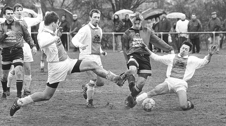 Zum Ausklang der Laufbahn, Ende der Neunziger, spielte Reiner Wirsching (Mitte, weißes Trikot) noch für den VfL Volkach in der Kreisliga.