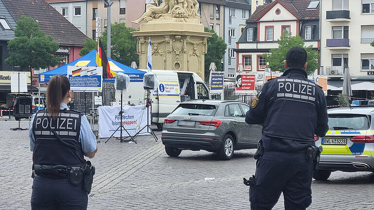 Mannheimer Marktplatz - Polizeieinsatz - Einsatzkräfte der Polizei sind bei einem Vorfall auf dem Mannheimer Marktplatz im Einsatz. Bei einem Messerangriff sind mehrere Menschen verletzt worden. Foto: Rene Priebe/dpa Mannheimer Marktplatz - Polizeieinsatz - Einsatzkräfte der Polizei sind bei einem Vorfall auf dem Mannheimer Marktplatz im Einsatz. Bei einem Messerangriff sind mehrere Menschen verletzt worden. Foto: Rene Priebe/dpa