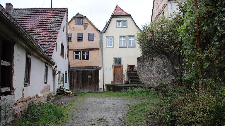 Aus unterschiedlichen Bauzeiten stammen mehrere Leerstände im Bereich Mühlecke in Laudenbach. Die Allianzmanagerin ist zuversichtlich, dass sich hier im Zuge der Dorferneuerung einiges umsetzen lässt. Aus unterschiedlichen Bauzeiten stammen mehrere Leerstände im Bereich Mühlecke in Laudenbach. Die Allianzmanagerin ist zuversichtlich, dass sich hier im Zuge der Dorferneuerung einiges umsetzen lässt.